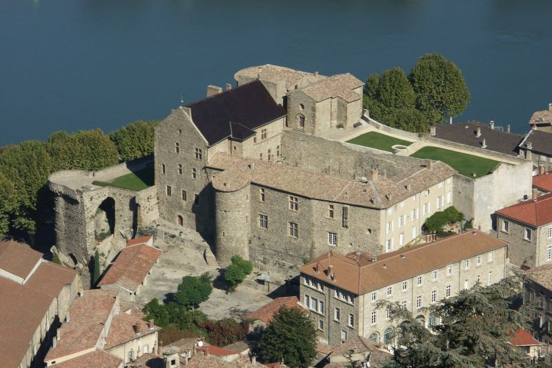 Résultat de recherche d'images pour "chateau de Tournon"